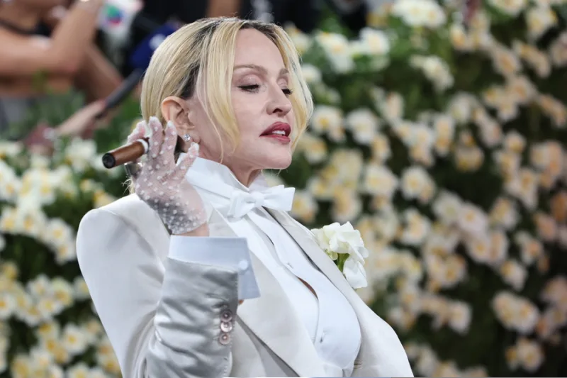 Η Madonna ποζάρει στο κόκκινο χαλί του Met Gala 2025 στη Νέα Υόρκη.