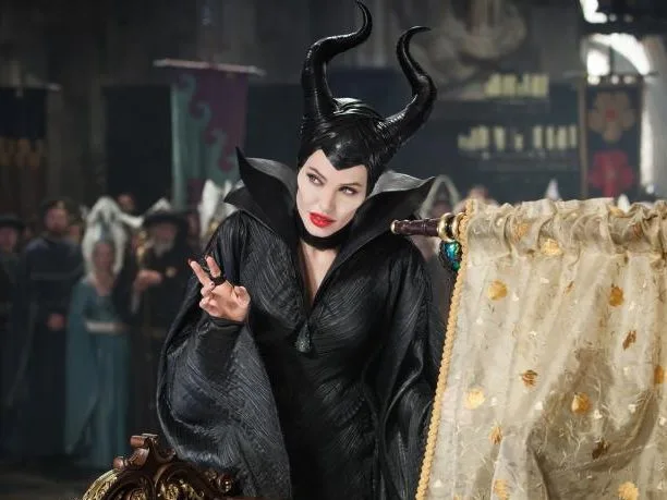 Η Maleficent με μαύρα κέρατα και εντυπωσιακό φόρεμα