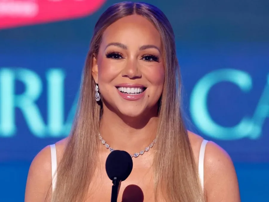 Η Mariah Carey σε στιγμιότυπο από το Instagram για την προαναγγελία του νέου της άλμπουμ MC16.