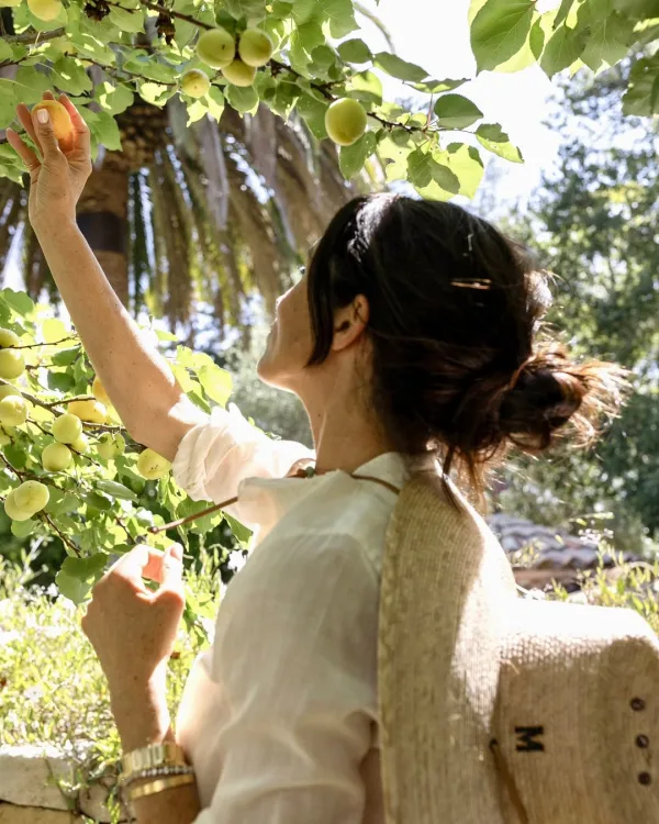 Η Meghan Markle λανσάρει το νέο της ροζέ κρασί από το brand American Riviera Orchard.