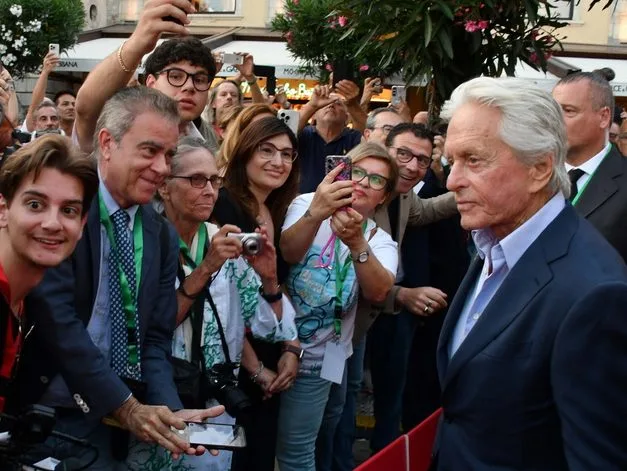 Ο ηθοποιός Michael Douglas σε επίσημη εμφάνιση, με αφορμή την απόσυρσή του από την υποκριτική.