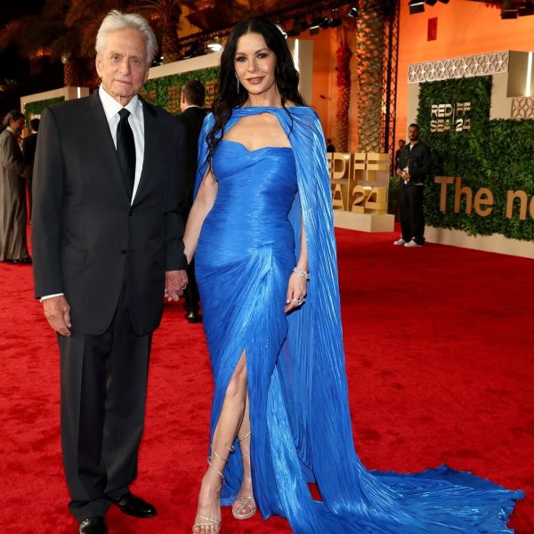 Ο Michael Douglas και η Catherine Zeta-Jones περπατούν στο κόκκινο χαλί, με τον θρύλο του Χόλιγουντ να κρατάει το χέρι της ηθοποιού.