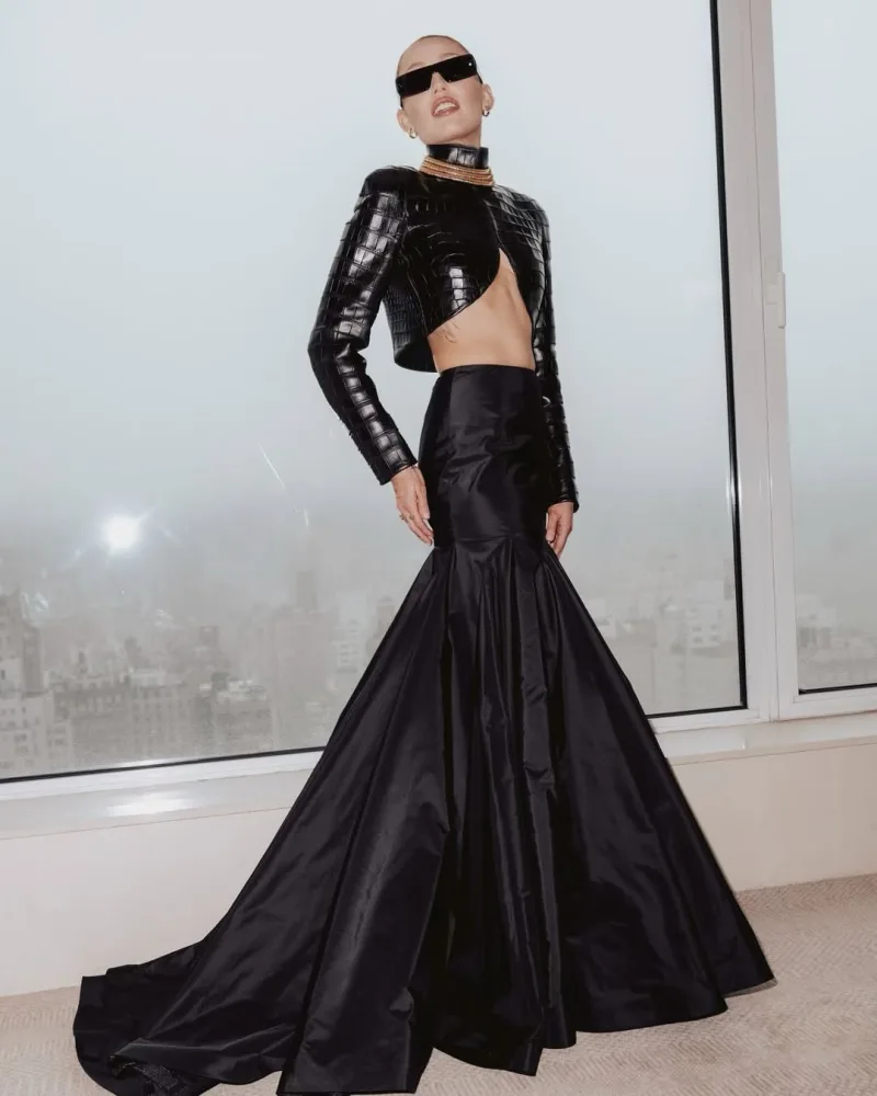 Η Miley Cyrus ποζάρει με το νέο της αστέρι στη Λεωφόρο της Δόξας στο Χόλιγουντ.