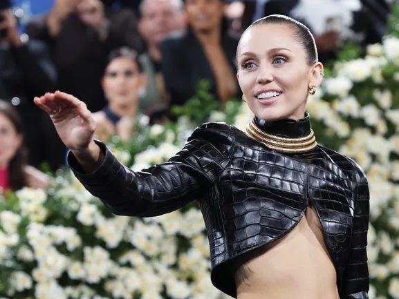Η Miley Cyrus σε επίσημη εμφάνιση για το αφιέρωμα των 20 χρόνων της σειράς Hannah Montana.