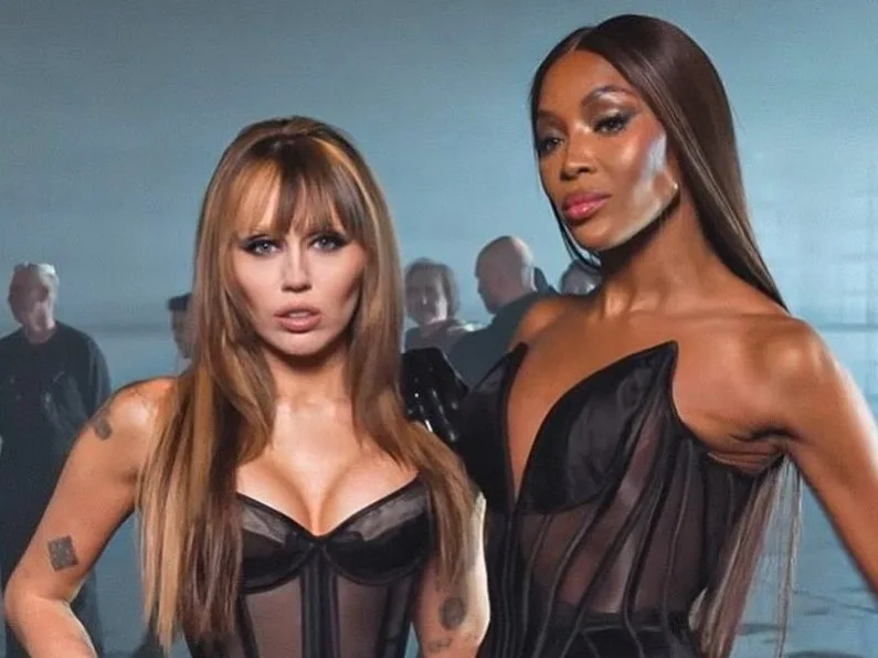 Η Miley Cyrus και η Naomi Campbell ποζάρουν μαζί σε γύρισμα video clip.