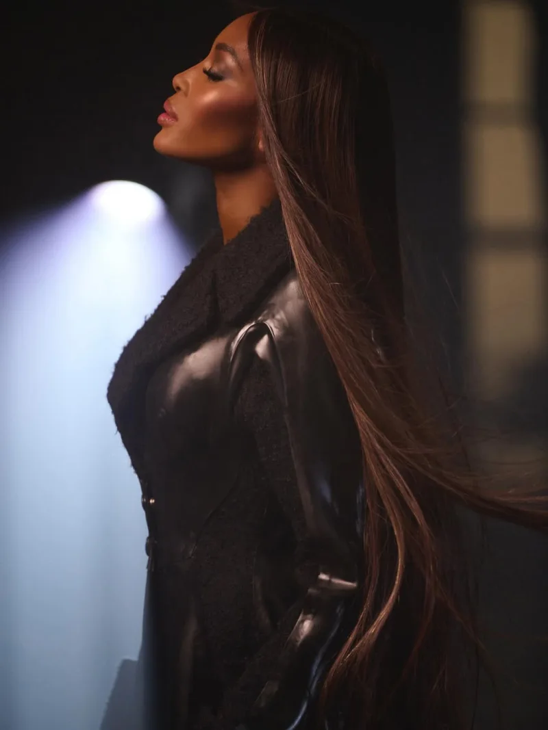 Η Miley Cyrus και η Naomi Campbell σε στιγμιότυπο από το νέο video clip με αισθητική των 90s.