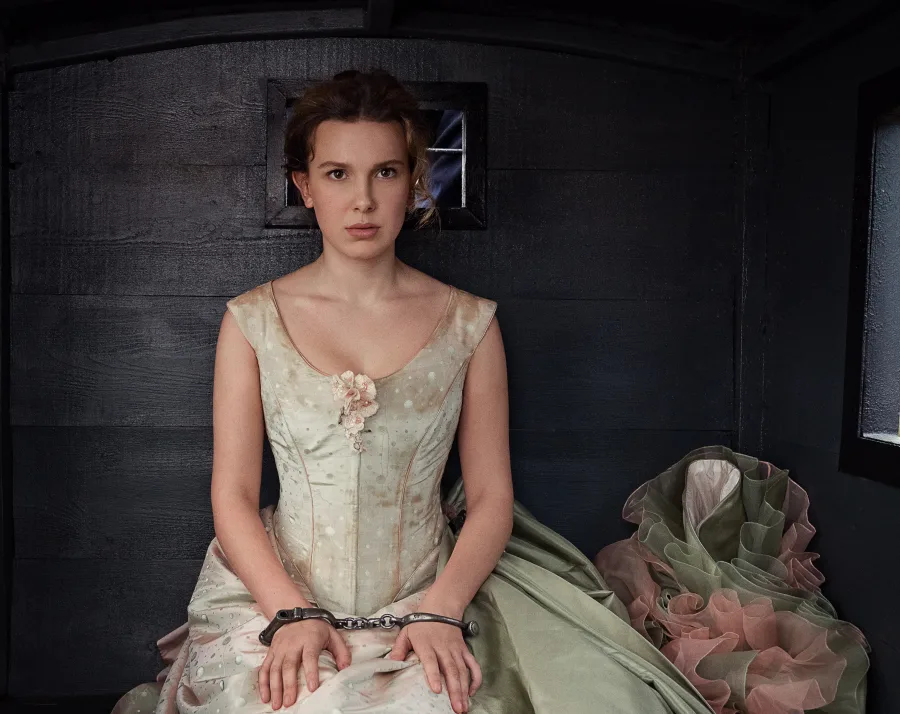 Η Millie Bobby Brown με χειροπέδες και εντυπωσιακό φόρεμα, με περιουσία 20 εκατομμυρίων, ζητάει τη γνώμη των γονιών της.
