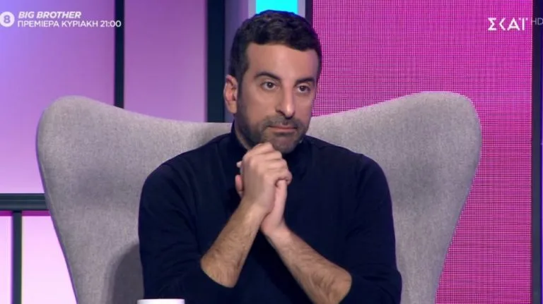 Ο Στέλιος Κουδουνάρης σε τηλεοπτικό πλατό.