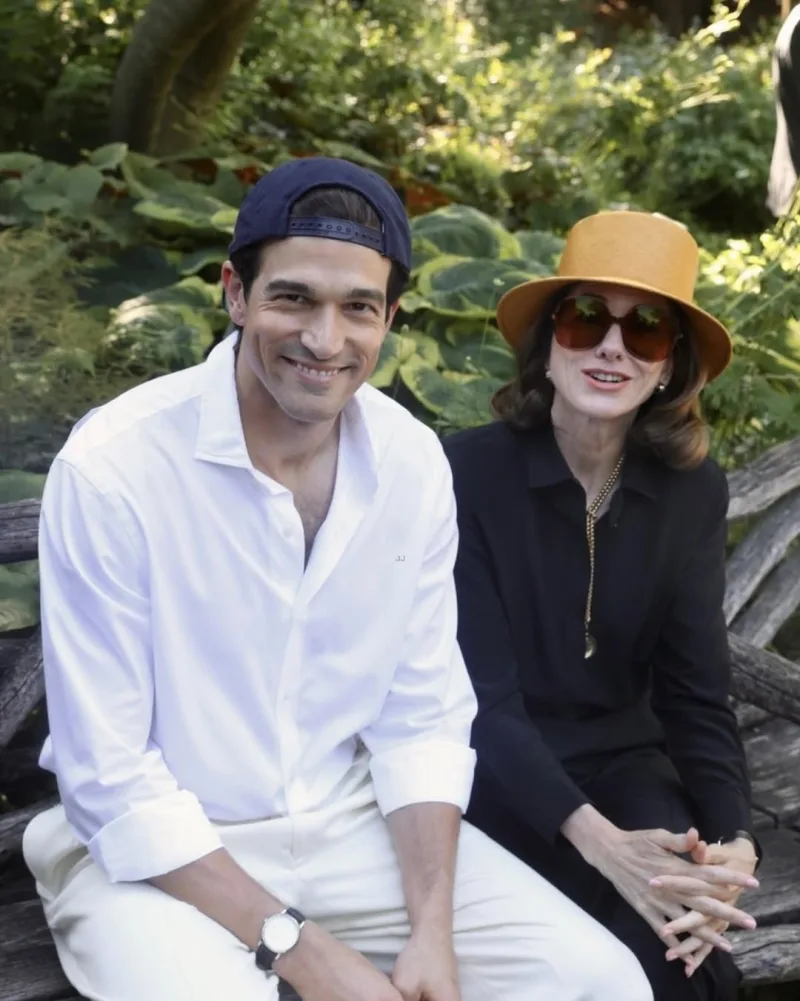 Η Naomi Watts ως Jackie Kennedy Onassis με συμπρωταγωνιστή σε εξωτερικό χώρο.