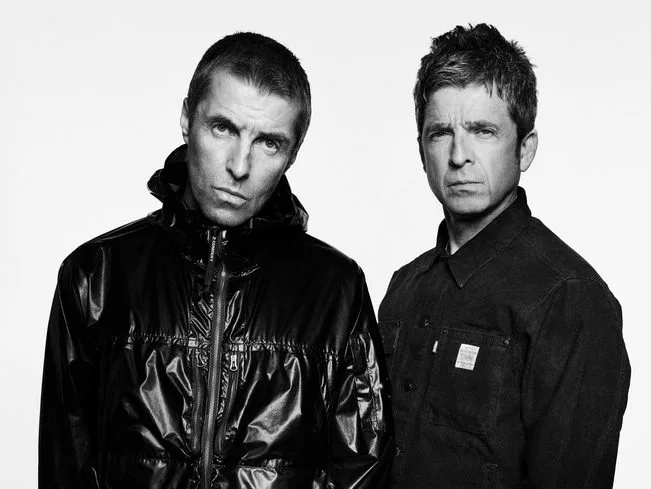 Ο Liam Gallagher στη σκηνή κατά τη διάρκεια συναυλίας του.