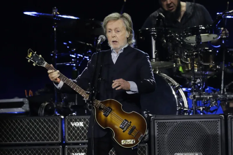 Οι Paul McCartney και Elton John στην ταινία Spinal Tap II: The End Continues.