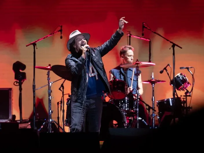 Ο ντράμερ Matt Cameron των Pearl Jam σε συναυλία, μετά την ανακοίνωση της αποχώρησής του από το συγκρότημα.