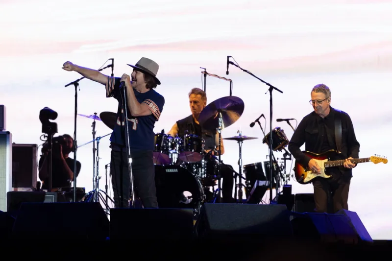 Ο ντράμερ Matt Cameron των Pearl Jam σε συναυλία, μετά την ανακοίνωση της αποχώρησής του από το συγκρότημα.