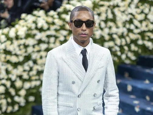 Ο Pharrell Williams στην τελετή παρασημοφόρησής του ως Ιππότης της Λεγεώνας της Τιμής στη Γαλλία.