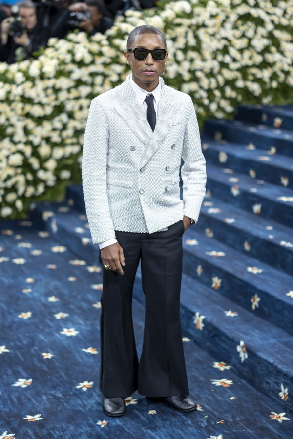Ο Pharrell Williams στην τελετή παρασημοφόρησής του ως Ιππότης της Λεγεώνας της Τιμής στη Γαλλία.
