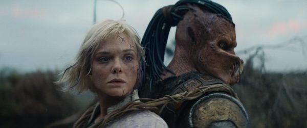 Η Elle Fanning αντιμέτωπη με έναν εξόριστο Predator — Δες το τρέιλερ
