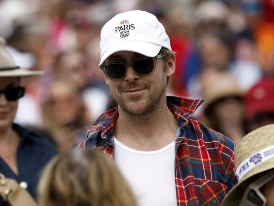 Ο Ryan Gosling στους Ολυμπιακούς Αγώνες 2024 στο Παρίσι, παρακολουθώντας το αγώνισμα της ιππασίας.
