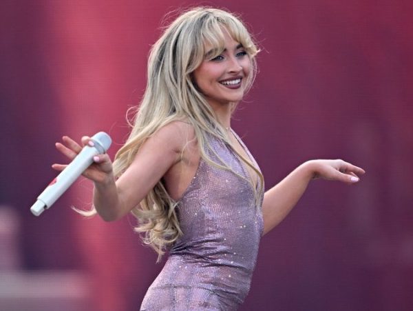 Η Sabrina Carpenter προβαίνει σε μουσική αποκάλυψη με… τετράποδη βοήθεια