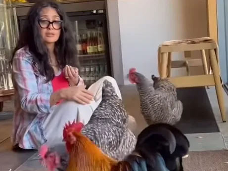 Η Salma Hayek σε στιγμές χαλάρωσης στη φάρμα της, μακριά από το κόκκινο χαλί.