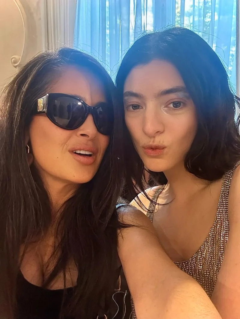Η Salma Hayek ποζάρει με τα φυσικά γκρίζα μαλλιά της σε φωτογραφία από το Instagram.