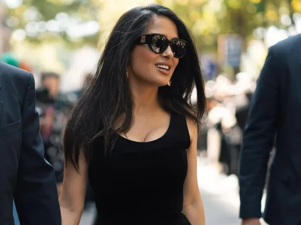 Η Salma Hayek ποζάρει με τα φυσικά γκρίζα μαλλιά της σε φωτογραφία από το Instagram.