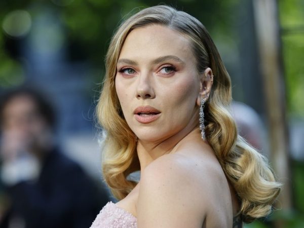 Η Scarlett Johansson ξεσπά εναντίον παπαράτσι