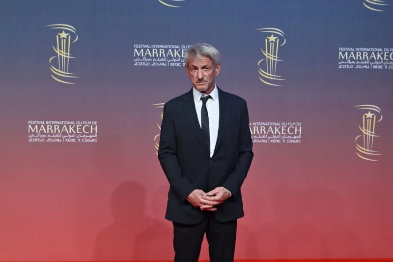 Ο Leonardo DiCaprio και ο Sean Penn σε σκηνή καταδίωξης από την ταινία του Paul Thomas Anderson.