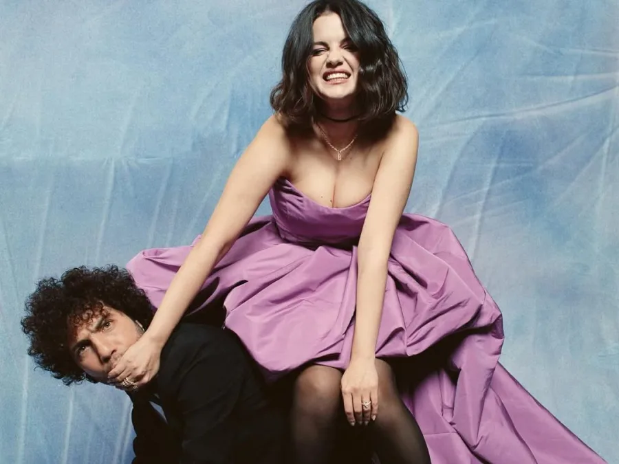 Η Selena Gomez και ο Benny Blanco σε μια ιδιαίτερη πόζα, με αφορμή τα γενέθλια του παραγωγού.