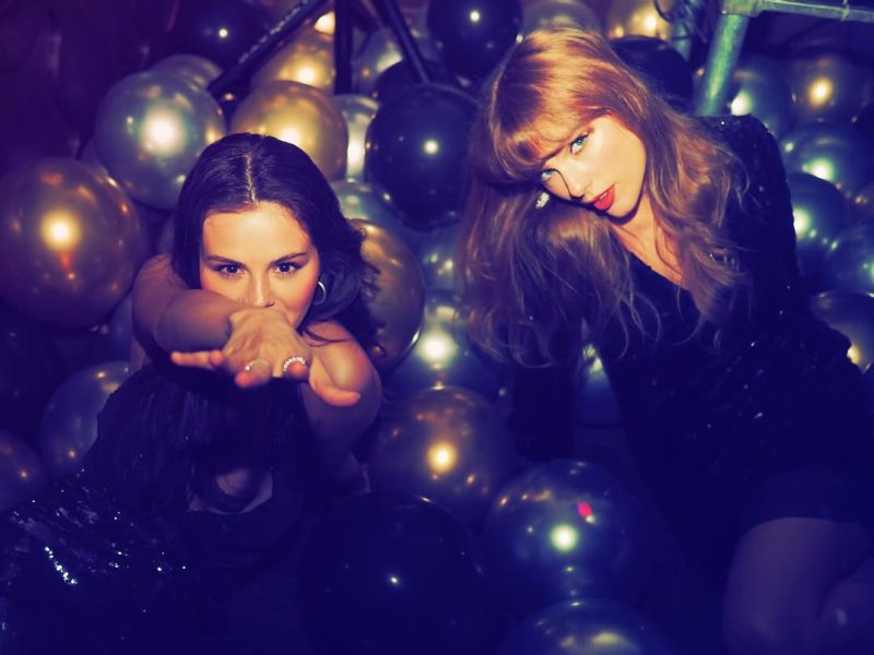 Η Selena Gomez και η Taylor Swift ποζάρουν ανάμεσα σε μπαλόνια, με τη Selena Gomez να μιλά για το τραγούδι της Taylor Swift.