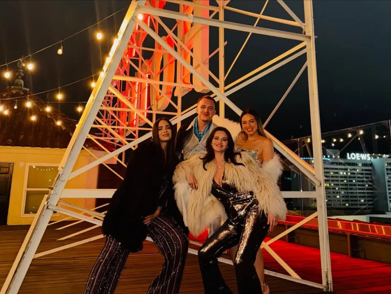 Η Selena Gomez γιορτάζει τα 33α γενέθλιά της σε μια λαμπερή βραδιά στο Λος Άντζελες.