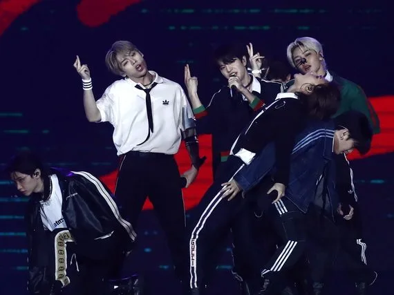 Το K-pop συγκρότημα Stray Kids για το νέο τους comeback με τίτλο KARMA.