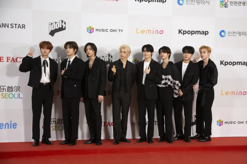 Το K-pop συγκρότημα Stray Kids για το νέο τους comeback με τίτλο KARMA.
