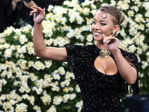 Sydney Sweeney: Στα γυρίσματα του Devil Wears Prada και φούντωσαν φήμες για ρόλο-έκπληξη