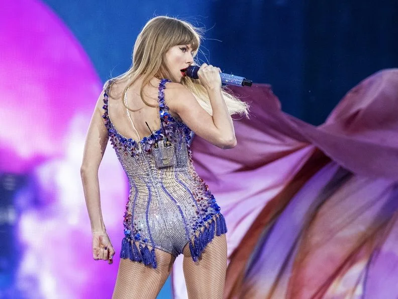 Η Taylor Swift σε επίσημη φωτογραφία από το ΑΠΕ-ΜΠΕ για το νέο της μουσικό εγχείρημα.