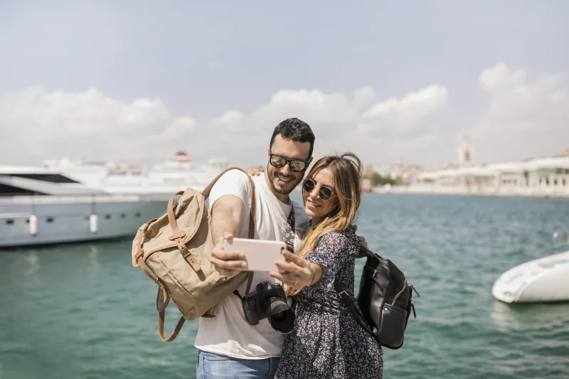 Άνθρωπος που βιώνει έντονο άγχος και πίεση κατά τη διάρκεια των καλοκαιρινών διακοπών.
