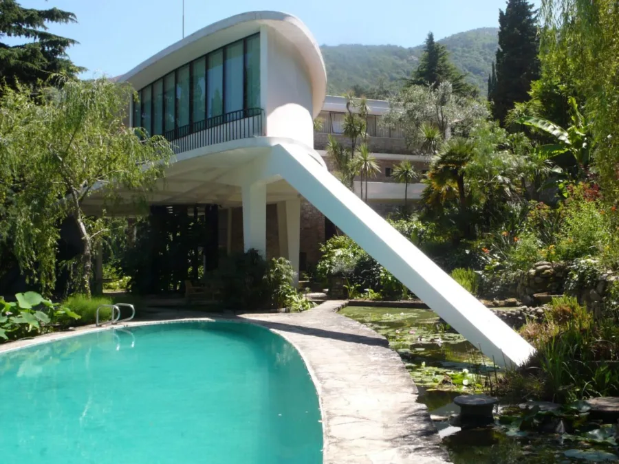 Η Villa Balmain με την πισίνα και τον κήπο της.