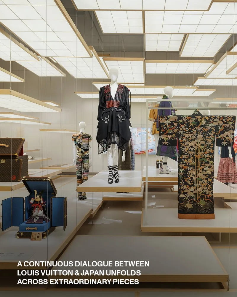 Εκθέματα από την έκθεση Louis Vuitton στην Ιαπωνία με παραδοσιακά και μοντέρνα ενδύματα.