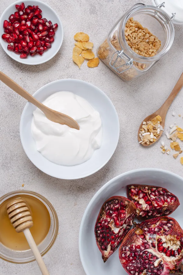 Υγιεινό σνακ με γιαούρτι και cottage cheese σε μπολ, στο πλαίσιο διατροφικών συμβουλών.