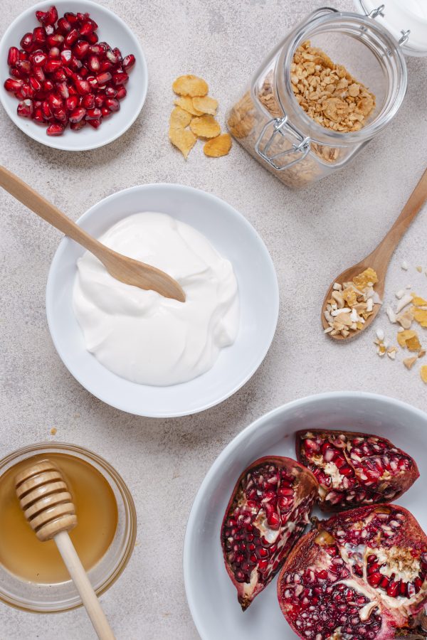 Υγιεινό σνακ με γιαούρτι και cottage cheese σε μπολ, στο πλαίσιο διατροφικών συμβουλών.