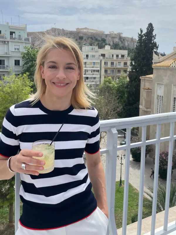 Η Γιούλικα Σκαφιδά σε στιγμές χαλάρωσης με ποτό, με φόντο την Ακρόπολη, κατά τα γυρίσματα του «Άγιου Έρωτα».