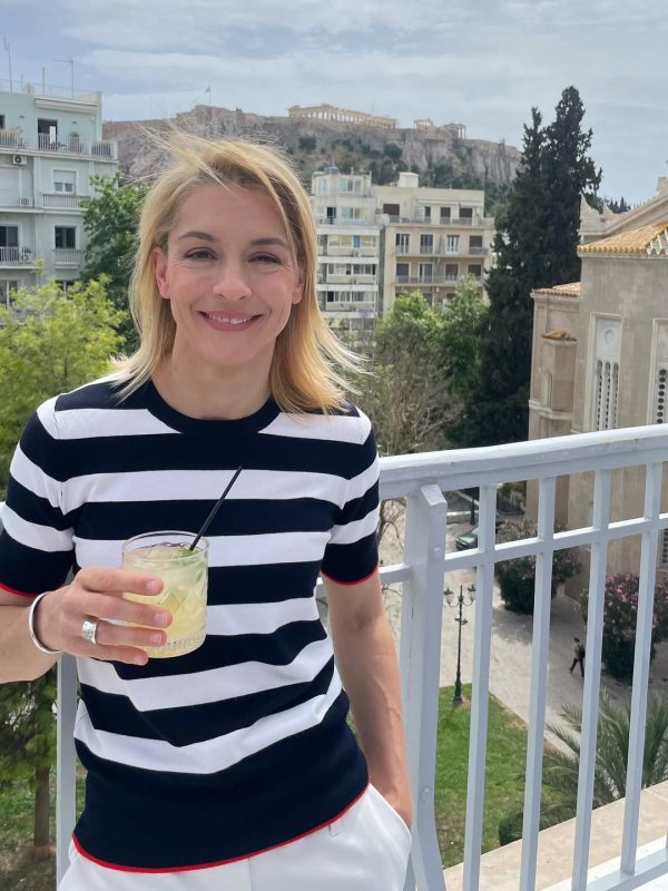 Η Γιούλικα Σκαφιδά σε στιγμές χαλάρωσης με ποτό, με φόντο την Ακρόπολη, κατά τα γυρίσματα του «Άγιου Έρωτα».