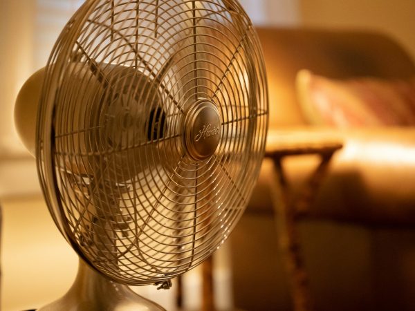 Το μικρό μυστικό στον ανεμιστήρα που σε γλιτώνει από λογαριασμούς-φωτιά