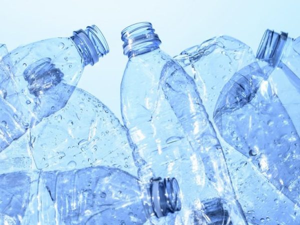 Ανακύκλωσε τον καύσωνα: Φτιάξε ανεμιστήρα από πλαστικά μπουκάλια χωρίς ρεύμα