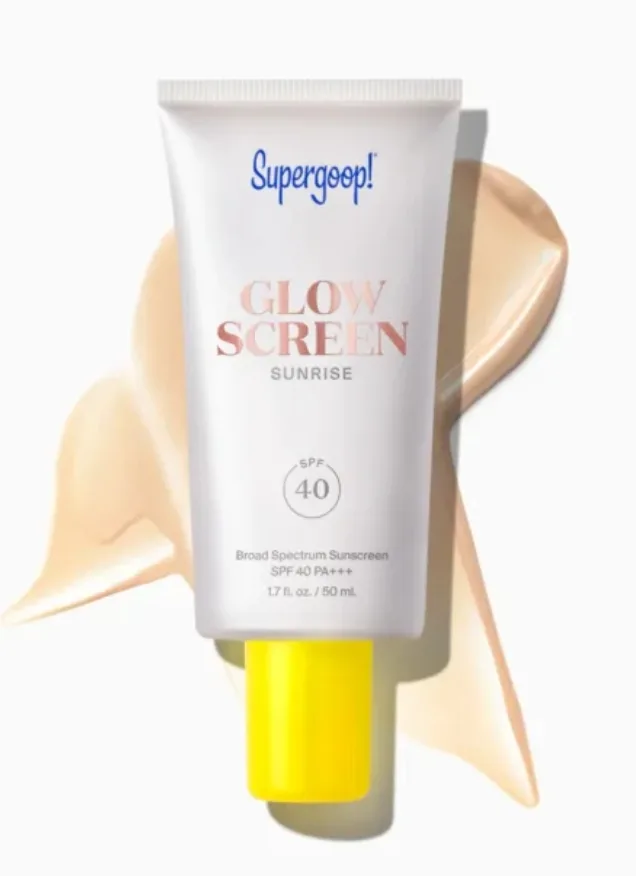 Αντηλιακό Supergoop Glow Screen Sunrise SPF 40 σε λευκό σωληνάριο.