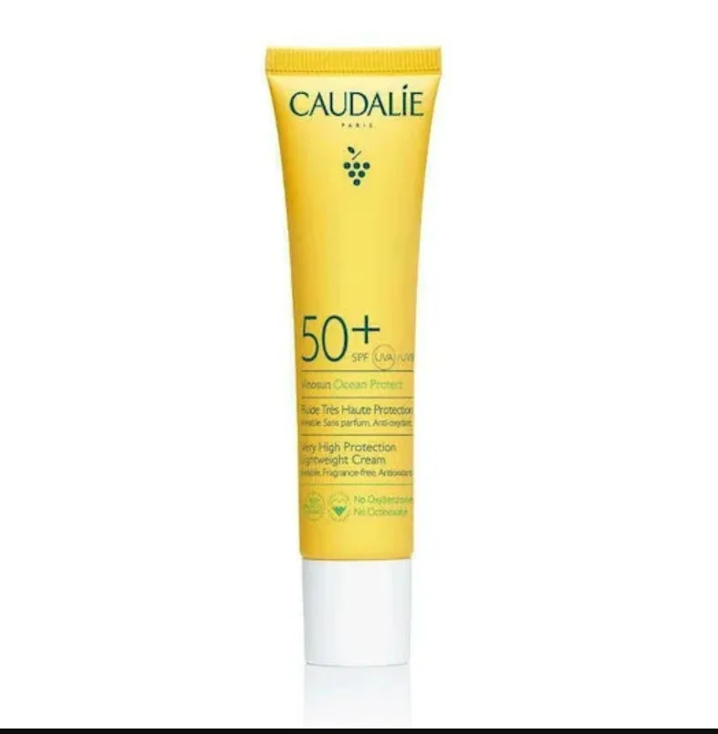 Σωληνάριο αντηλιακού Caudalie Vinosun Ocean Protect SPF50+ σε κίτρινο φόντο.