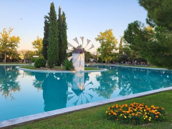 Καλοκαίρι στην Αθήνα: 4+1 μέρη για βουτιές, χαλάρωση και καλό φαγητό