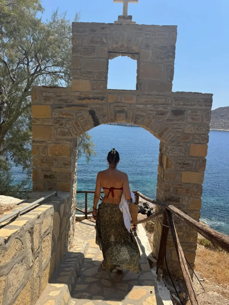 Η Μπέττυ Μαγγίρα με μαγιό και χωρίς μακιγιάζ στις καλοκαιρινές της διακοπές στη Λέρο.