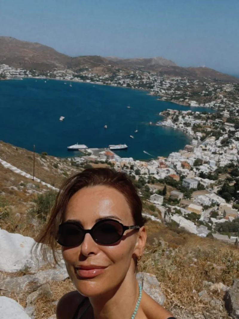 Η Μπέττυ Μαγγίρα με μαγιό και χωρίς μακιγιάζ στις καλοκαιρινές της διακοπές στη Λέρο.