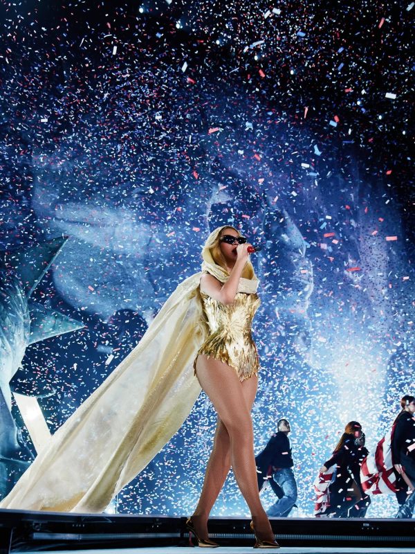 Η Beyoncé στη σκηνή κατά τη διάρκεια της παγκόσμιας περιοδείας της που σπάει ρεκόρ εισπράξεων.