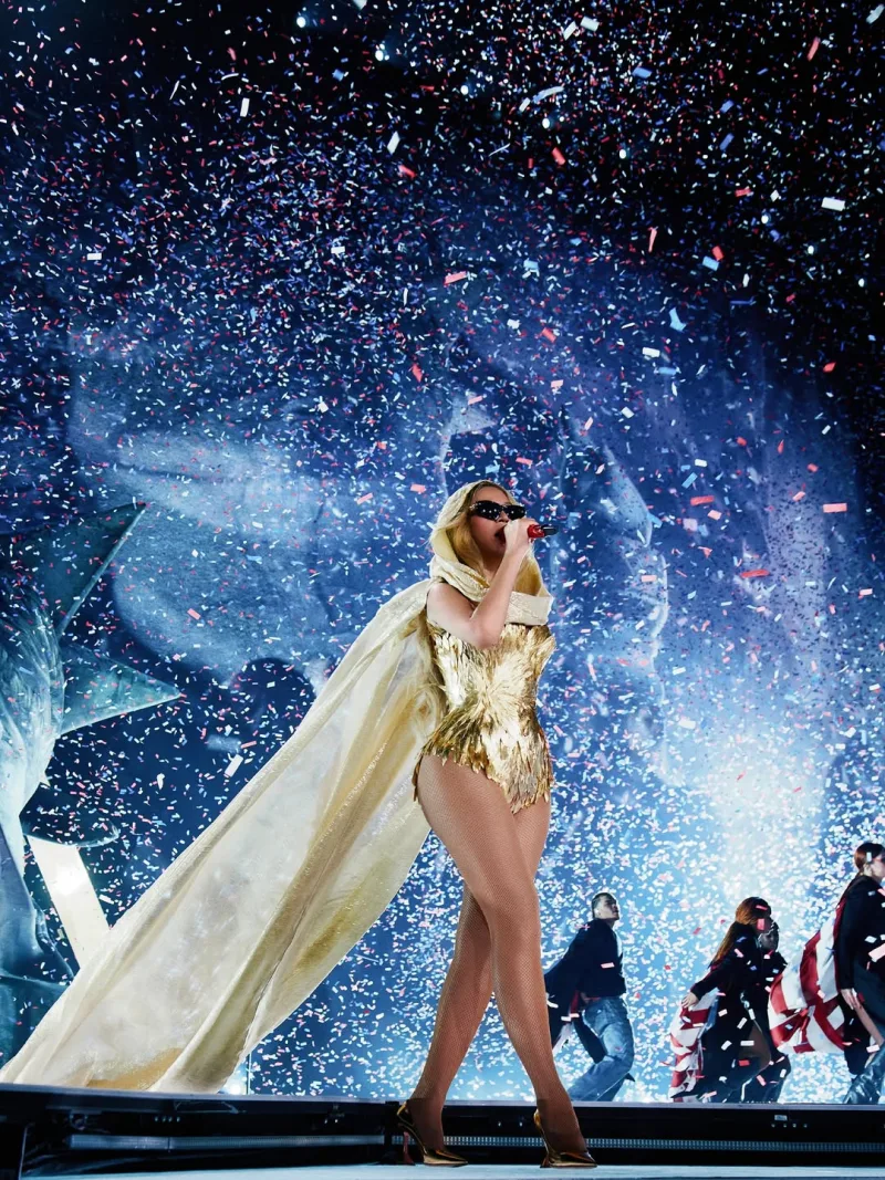 Η Beyoncé στη σκηνή κατά τη διάρκεια της παγκόσμιας περιοδείας της που σπάει ρεκόρ εισπράξεων.